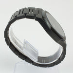 Reloj negro de 2 manecillas plateadas y dial negro