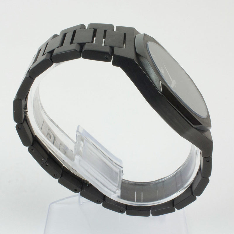 Reloj negro de 2 manecillas plateadas y dial negro