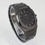 Reloj negro de 2 manecillas plateadas y dial negro
