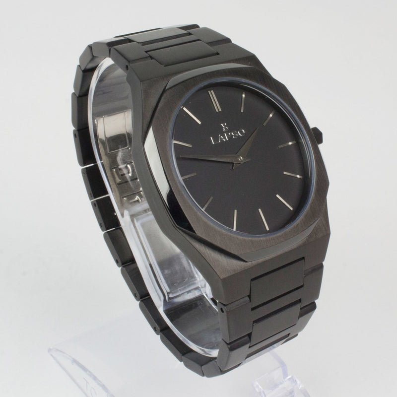 Reloj negro de 2 manecillas plateadas y dial negro