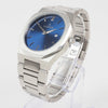 Reloj plateado con 2 manecillas y dial azul con fecha