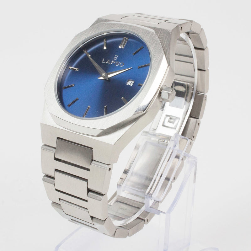 Reloj plateado con 2 manecillas y dial azul con fecha
