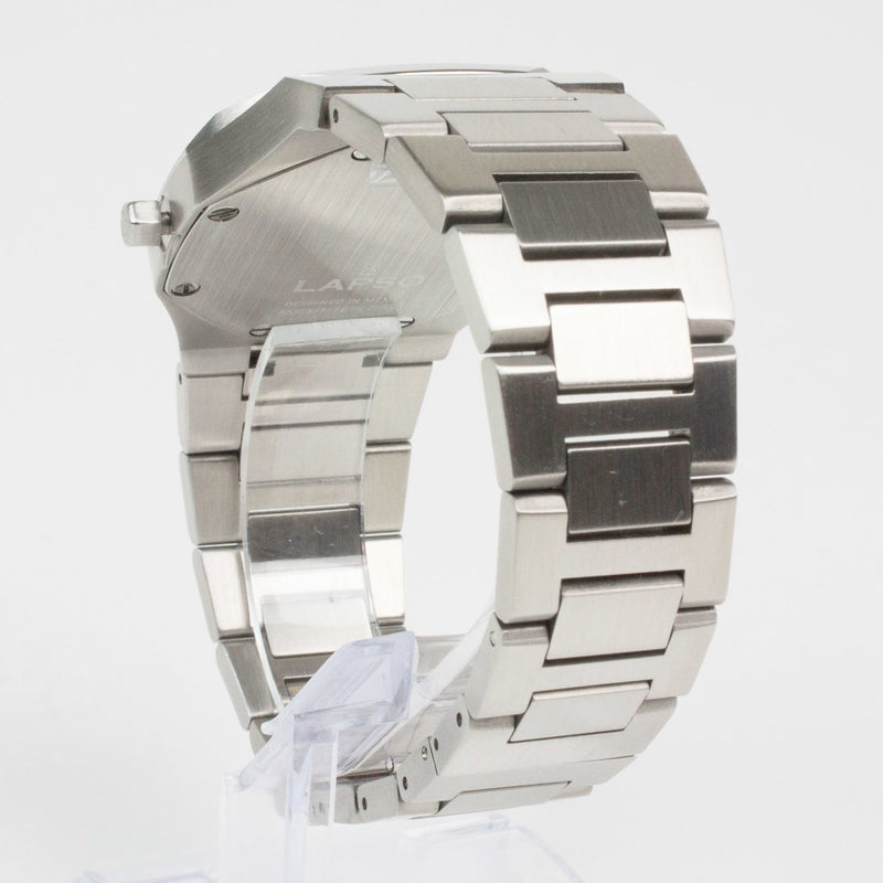 Reloj plateado con 2 manecillas y dial azul con fecha
