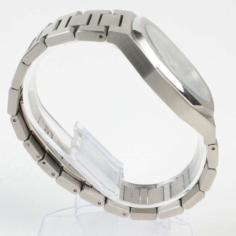 Reloj plateado con 2 manecillas y dial azul con fecha