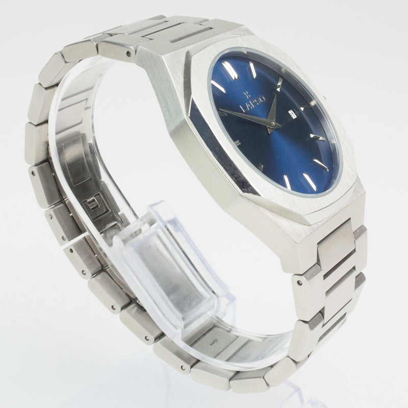 Reloj plateado con 2 manecillas y dial azul con fecha