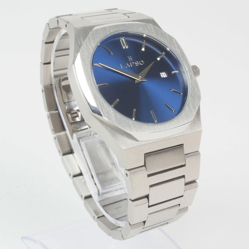 Reloj plateado con 2 manecillas y dial azul con fecha