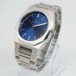 Reloj plateado con 3 manecillas y dial azul