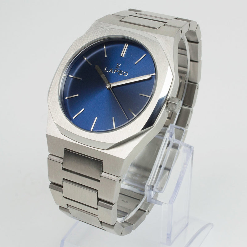 Reloj plateado con 3 manecillas y dial azul