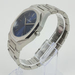 Reloj plateado con 3 manecillas y dial azul
