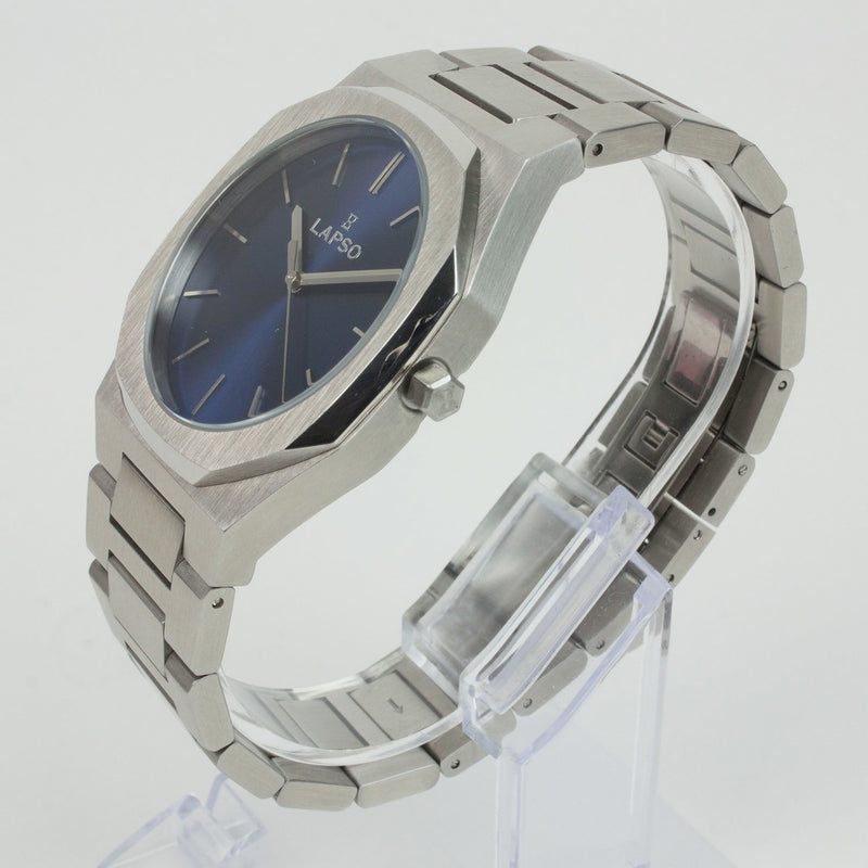 Reloj plateado con 3 manecillas y dial azul