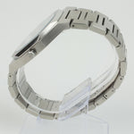 Reloj plateado con 3 manecillas y dial azul