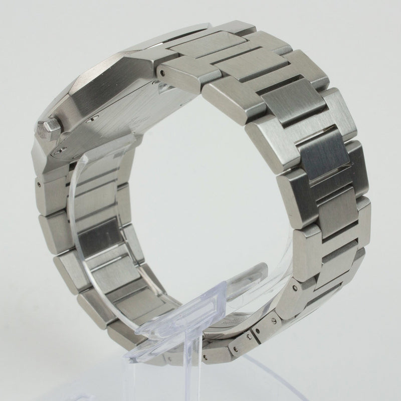 Reloj plateado con 3 manecillas y dial azul