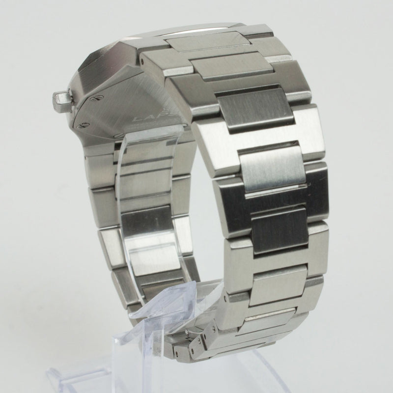Reloj plateado con 3 manecillas y dial azul