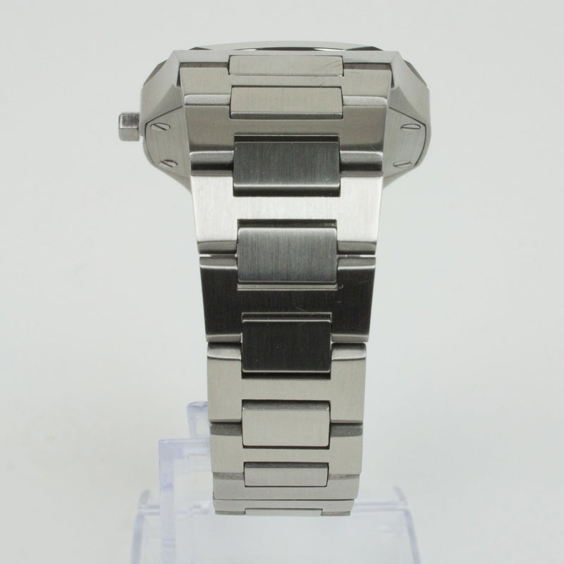 Reloj plateado con 3 manecillas y dial azul