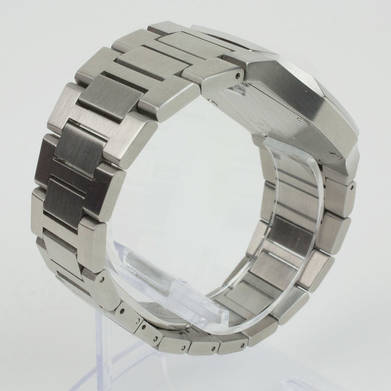 Reloj plateado con 3 manecillas y dial azul