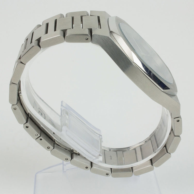 Reloj plateado con 3 manecillas y dial azul