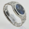 Reloj plateado con 3 manecillas y dial azul