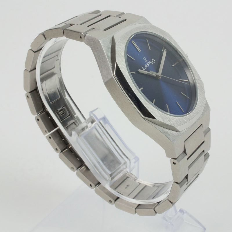 Reloj plateado con 3 manecillas y dial azul
