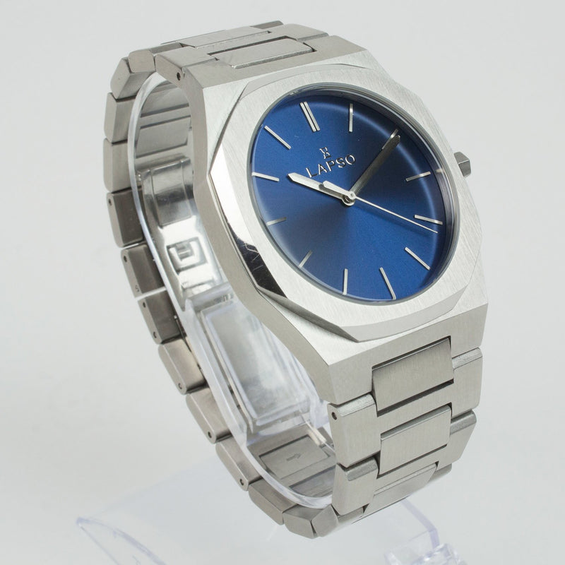 Reloj plateado con 3 manecillas y dial azul