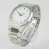 Reloj plateado con 2 manecillas y dial blanco con fecha