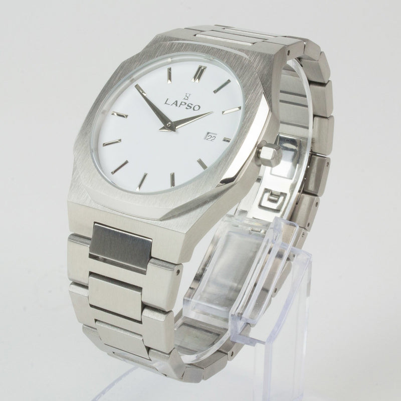 Reloj plateado con 2 manecillas y dial blanco con fecha