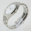Reloj plateado con 2 manecillas y dial blanco con fecha