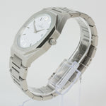 Reloj plateado con 2 manecillas y dial blanco con fecha