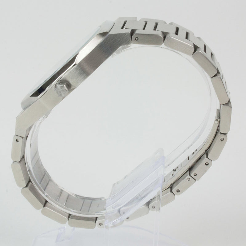 Reloj plateado con 2 manecillas y dial blanco con fecha