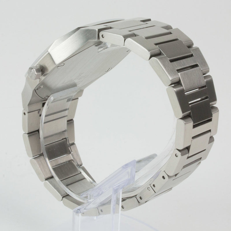 Reloj plateado con 2 manecillas y dial blanco con fecha