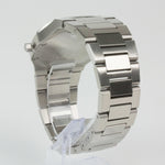 Reloj plateado con 2 manecillas y dial blanco con fecha