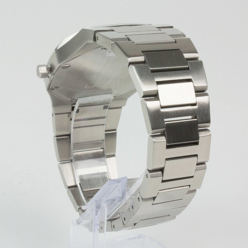 Reloj plateado con 2 manecillas y dial blanco con fecha