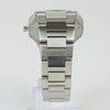 Reloj plateado con 2 manecillas y dial blanco con fecha