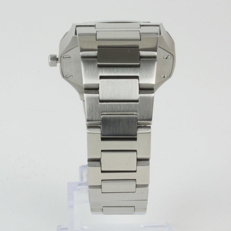 Reloj plateado con 2 manecillas y dial blanco con fecha