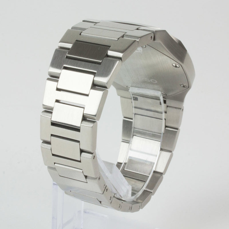 Reloj plateado con 2 manecillas y dial blanco con fecha