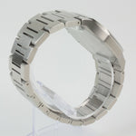 Reloj plateado con 2 manecillas y dial blanco con fecha