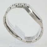Reloj plateado con 2 manecillas y dial blanco con fecha