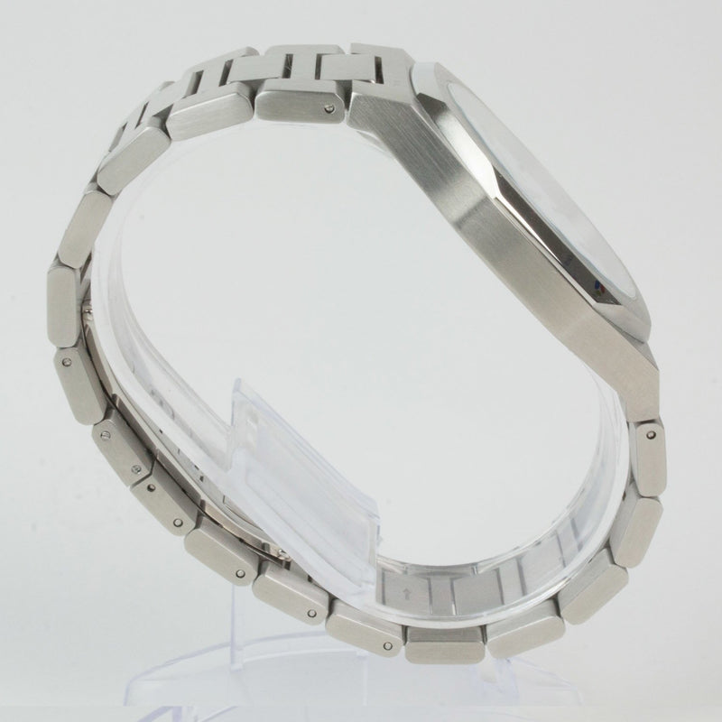Reloj plateado con 2 manecillas y dial blanco con fecha