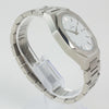 Reloj plateado con 2 manecillas y dial blanco con fecha