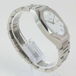 Reloj plateado con 2 manecillas y dial blanco con fecha
