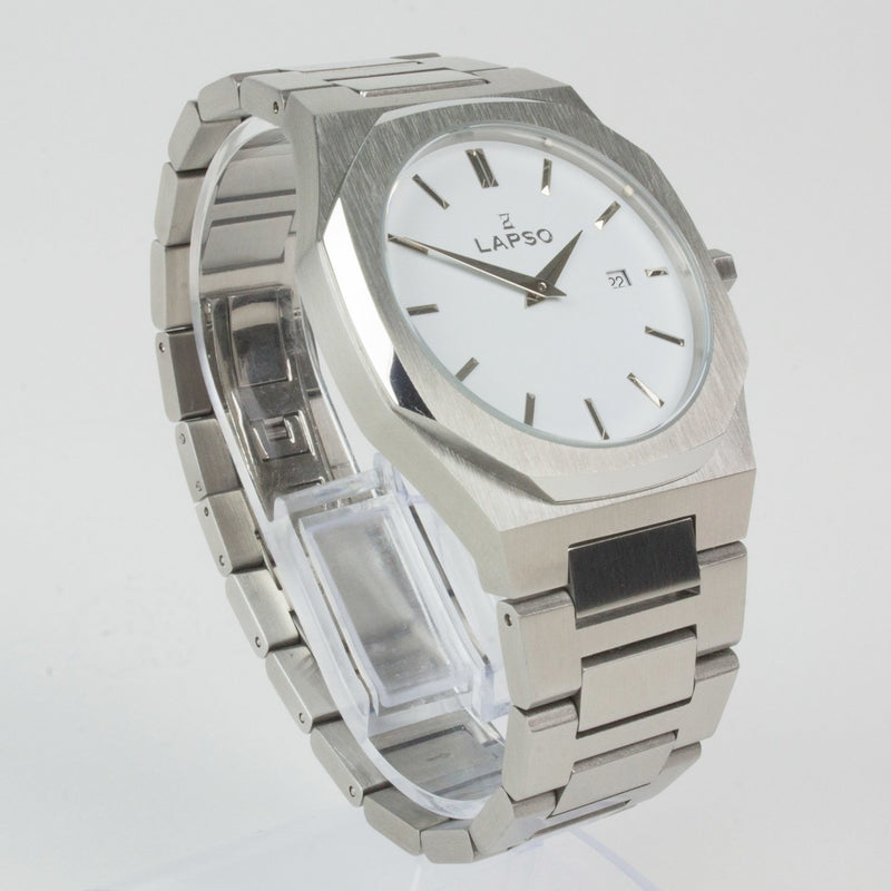 Reloj plateado con 2 manecillas y dial blanco con fecha
