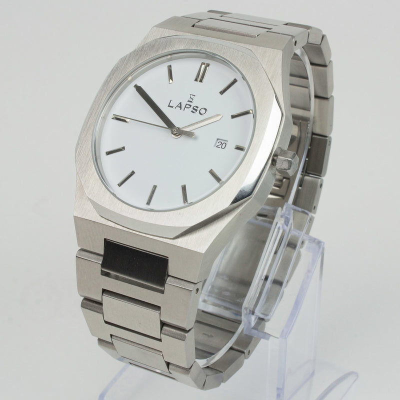 Reloj plateado con 3 manecillas y dial blanco con fecha