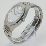 Reloj plateado con 3 manecillas y dial blanco con fecha