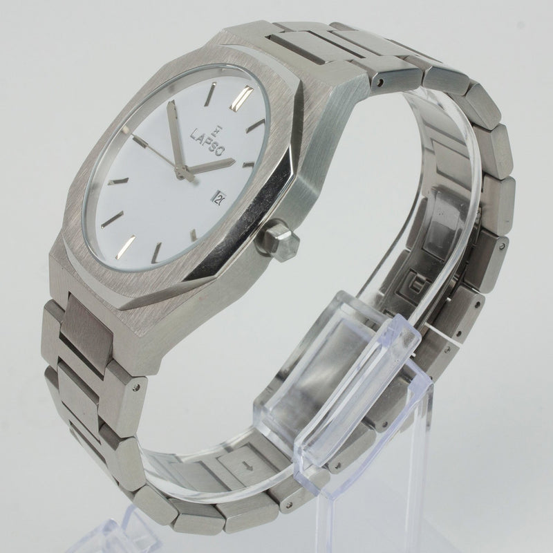 Reloj plateado con 3 manecillas y dial blanco con fecha