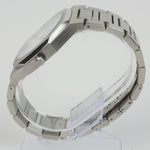 Reloj plateado con 3 manecillas y dial blanco con fecha
