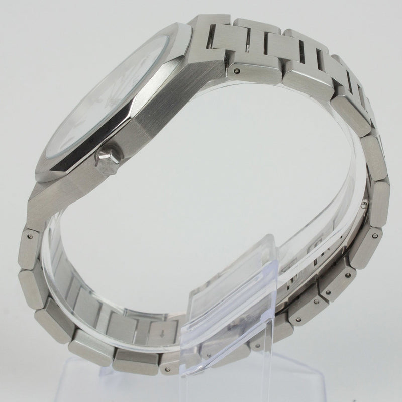 Reloj plateado con 3 manecillas y dial blanco con fecha