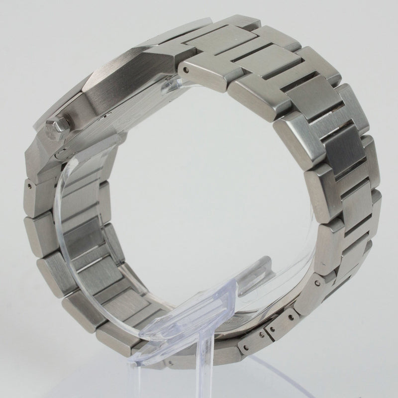 Reloj plateado con 3 manecillas y dial blanco con fecha
