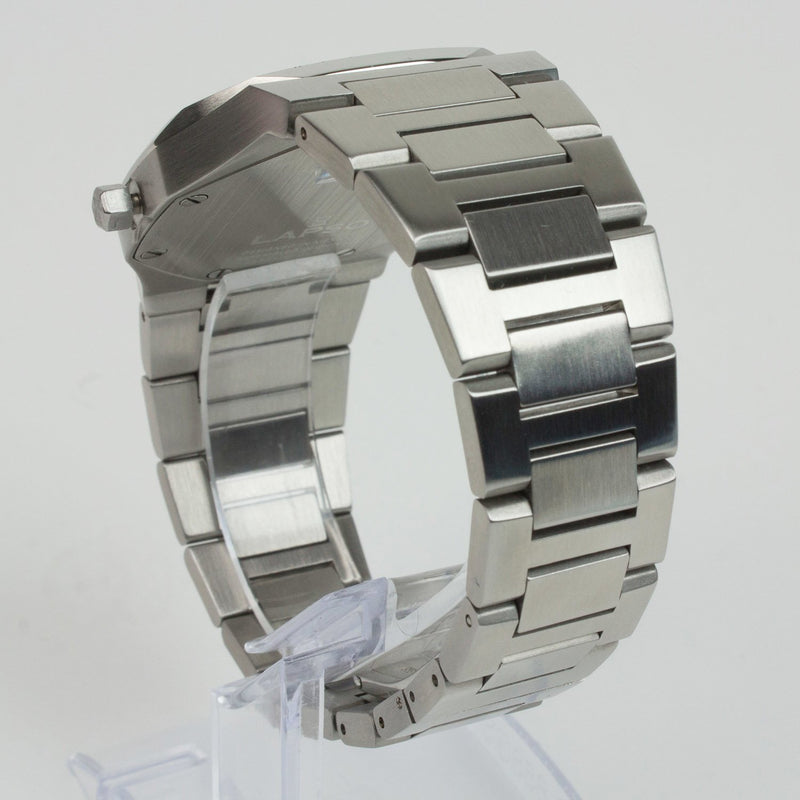 Reloj plateado con 3 manecillas y dial blanco con fecha
