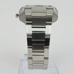 Reloj plateado con 3 manecillas y dial blanco con fecha