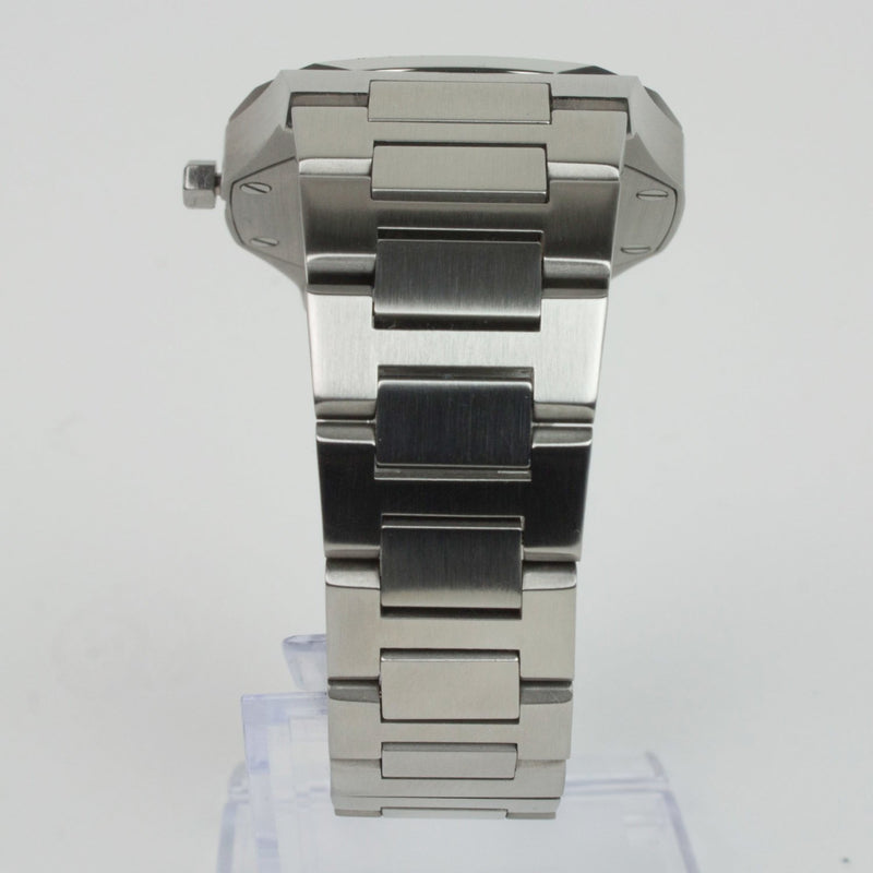Reloj plateado con 3 manecillas y dial blanco con fecha
