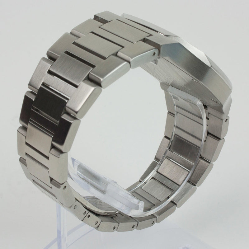 Reloj plateado con 3 manecillas y dial blanco con fecha